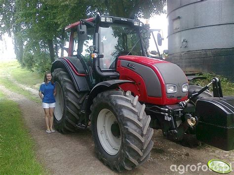 Zdj Cie Ciagnik Valtra N E Hitech Id Galeria Rolnicza Agrofoto