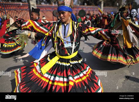 Los nepaleses de la comunidad de etnia Gurung bailan con la música de