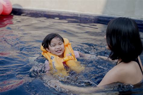 Simak Keuntungan Dan Kerugian Mengajarkan Anak Berenang Menggunakan