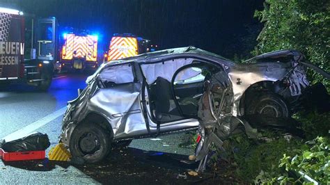 Auto Berschl Gt Sich Mehrfach A In Essen Gesperrt