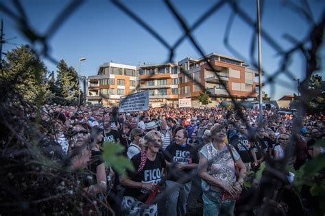 Pred komplexom Bonaparte sa konal ôsmy protest proti Kaliňákovi Fotka