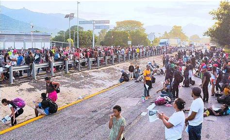 MILES DE MIGRANTES BLOQUEAN UNA CARRETERA EN CHIAPAS EXIGEN