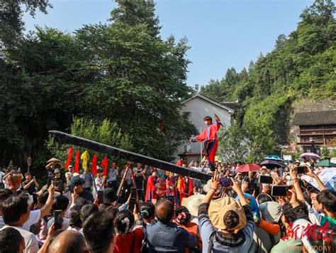 “感恩这十年 奋进新航程”花垣苗族赶秋节盛大举行 湘西 新湖南