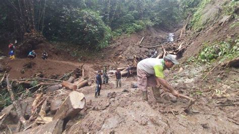 Longsor Lebakbarang Pekalongan Bikin Akses Jalan Utama Lumpuh Warga