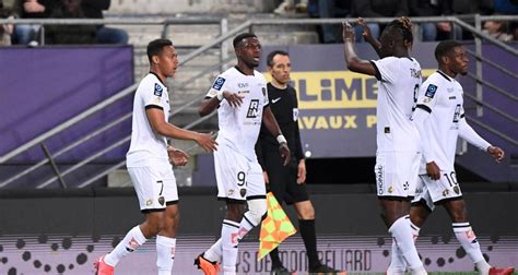 Dijon mène sur la pelouse de Sochaux à la pause