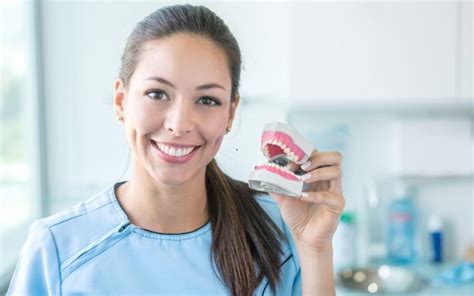 Top Tips For Maintaining Oral Health With Dentures