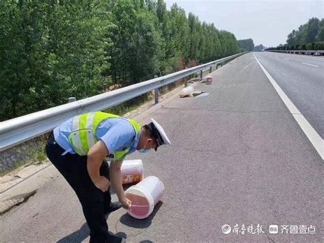 消除隐患 ，为民服务！聊城高速交警永不掉线 行车 障碍物 轮胎