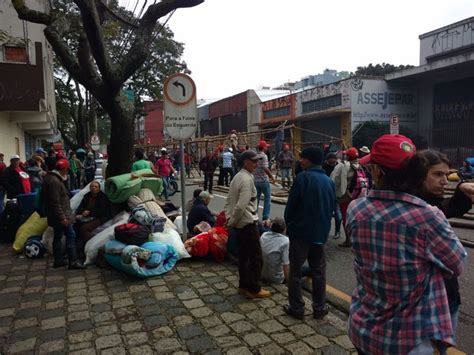 G1 Mst Faz Protesto Em Curitiba Contra O Governo Federal E Por