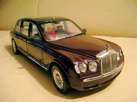 REVIEW: Minichamps Bentley State Limousine • DiecastSociety.com