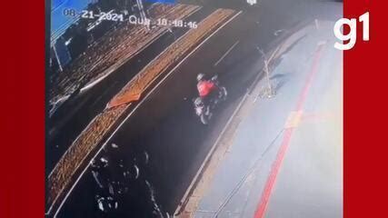 Vídeo mostra momento em que motociclista idoso é atropelado e morto em