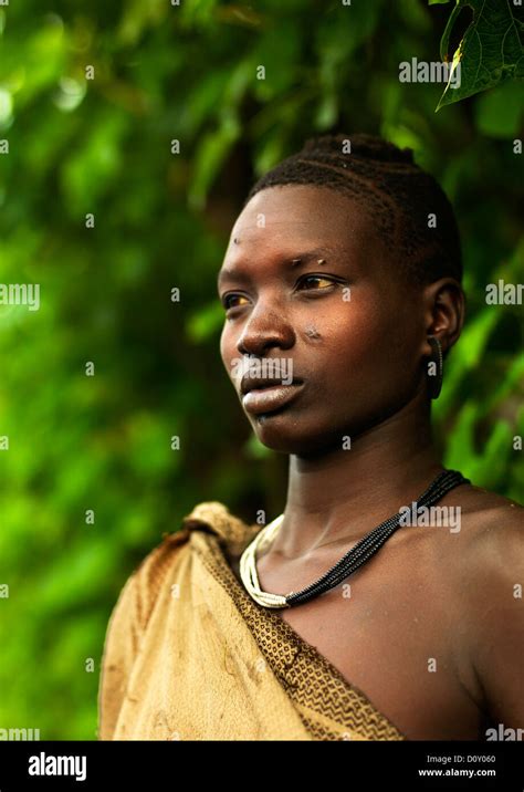 Bodi tribe woman hana mursi hi-res stock photography and images - Alamy