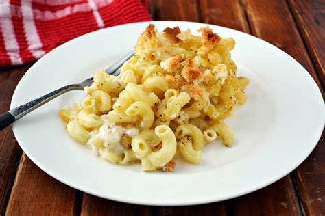 Simple baked macaroni and cheese with bread crumbs - fertry