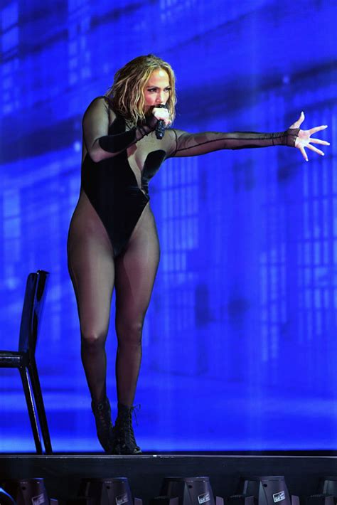 Jennifer Lopez Se Supera En Los American Music Awards Con Escotazo Y