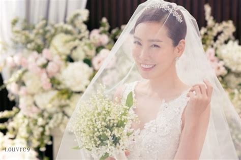 Kim Jung Eun Is A Stunning April Bride In Her Wedding Photos | Soompi