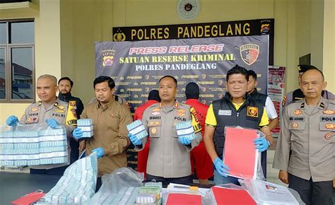 Tahan 2 Tersangka Kredit Fiktif Bank BJB Labuan Polres Pandeglang