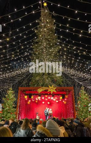 Weihnachtliches Konzert Unter Dem Lichterzelt Der Weihnachtsmarkt Am