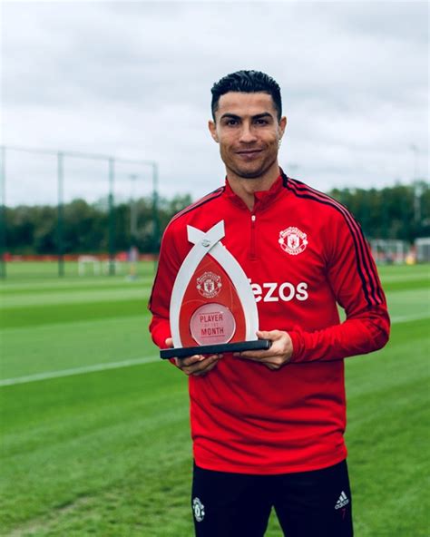 Cristiano Ronaldo recebe prémio de melhor jogador do mês do Manchester