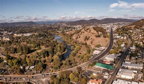 Premium Photo Umpqua River In Roseburg Oregon Aerial View