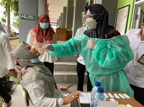 Pelaksanaan Rutin Swab Antigen Di Lingkungan Smk Smak Padang Smk Smak