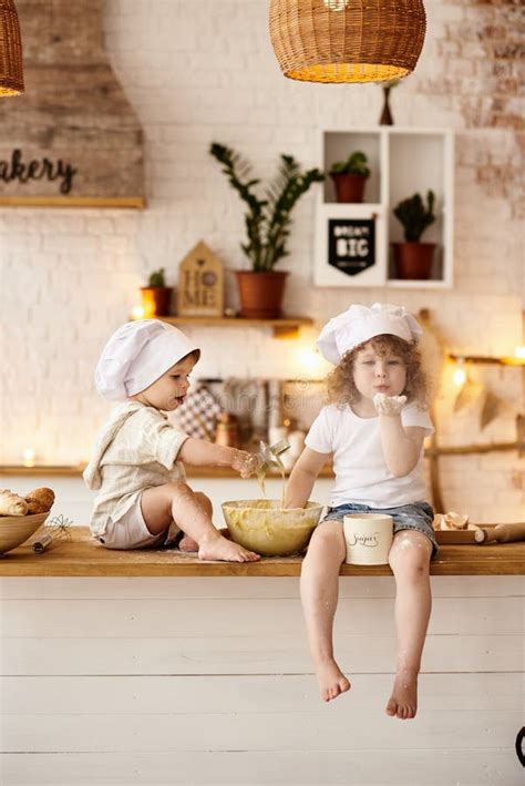 Bruder Und Schwester Spielen in Der Küche Stockbild Bild von kind