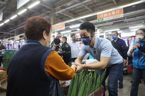 蔣萬安走訪第一果菜市場（2）圖 中央通訊社 Line Today