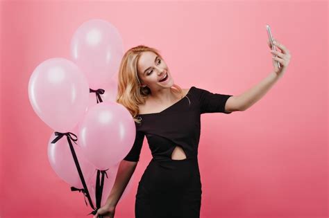 Dame Blonde Fascinante Faisant Selfie Et Exprimant Son Bonheur Pour Son Anniversaire Fille