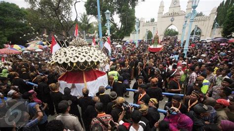 Pasok Patokin Tradisi Arak Arakan Dan Berebut Gunungan Grebeg Maulud