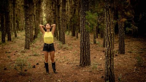 Premium Photo Mujer En El Bosque