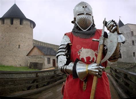 Mittelalterlicher Ritter Im Schloss Stockfoto - Bild von glänzend ...