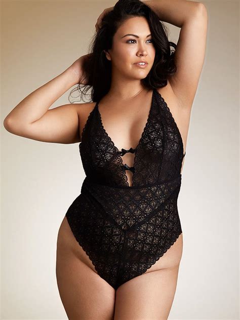 50 Best Plus Size Boudoir Photography Poses For Any Woman