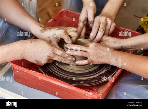 Manos De Tres Personas Crear Olla En Torno De Alfarero Ense Anza De