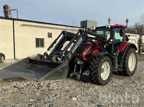 Traktor Med Lastare Valtra N154e Blinto Auktioner