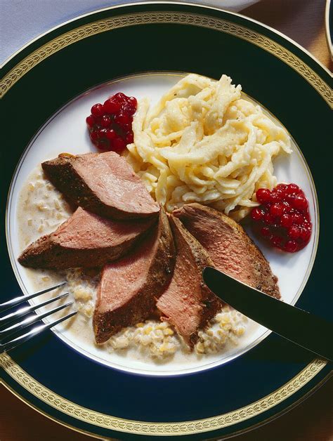 Rehrücken mit Spätzle Preiselbeeren Bilder kaufen 107632 StockFood