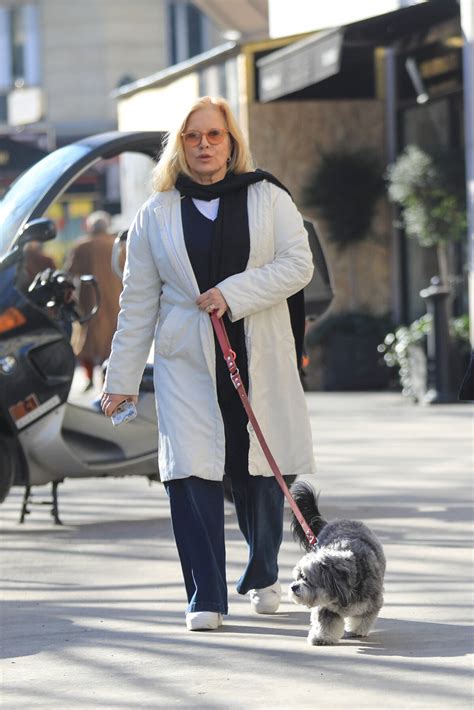 Photo Sylvie Vartan Tr S Souriante Pose Pour Les Photographes La