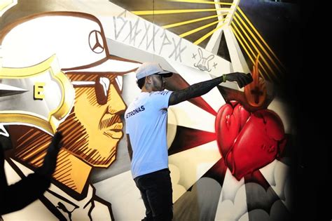 Hamilton Grafita Painel Em Arranha C U De Sp E Ganha Quadro De Senna