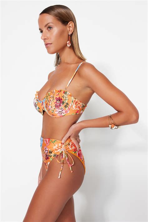 TRENDYOLMİLLA Çiçek Desenli Balkonet Fırfırlı Yüksek Bel High Leg Bikini Takımı TBESS23BT00019
