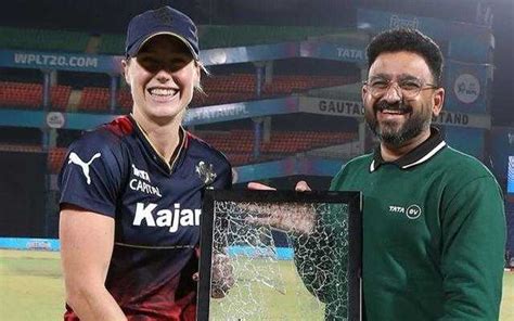 WPL 2024 Ellyse Perry Presented With Broken Glass Pieces Award