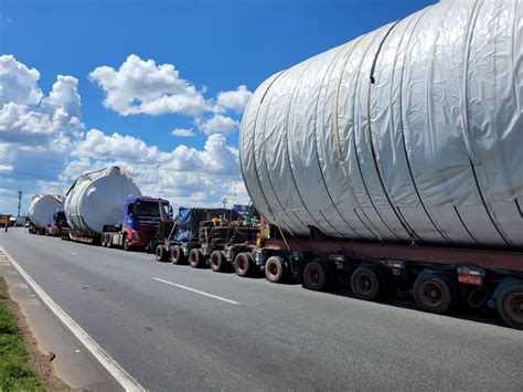 Carreta Carregada Materiais De Grandes Dimens Es Se Choca Contra