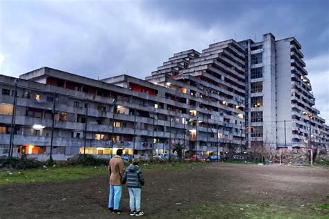 Napoli Incendio Alla Vela Gialla Di Scampia Evacuato Il Palazzo E