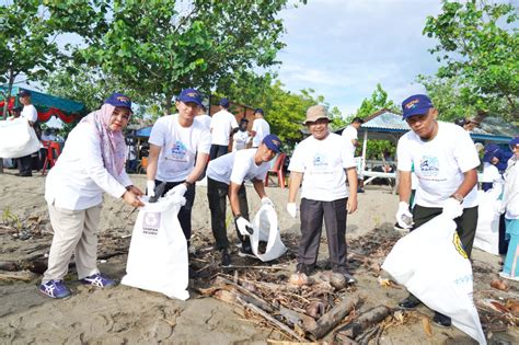 PT PIM Gelar Coastal Clean Up Upaya Bersama Jaga Kelestarian Pesisir