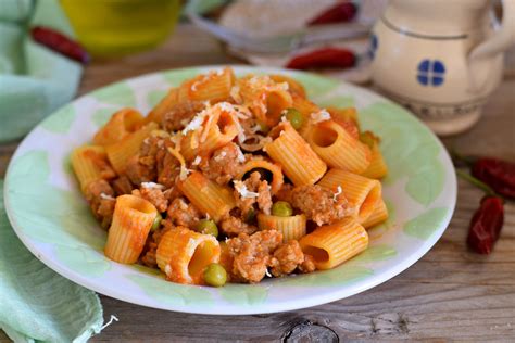 Pasta Con Sugo Di Salsiccia E Piselli Veloce E Saporita Lapasticceramatta