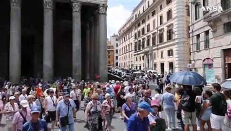 Roma Visitatori In Coda Al Pantheon Per Gli Ultimi Giorni Di Ingresso