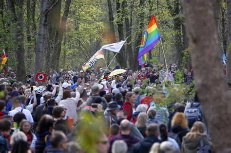 Verfassungsschutz Beobachtet Mitglieder Der Querdenker Bewegung