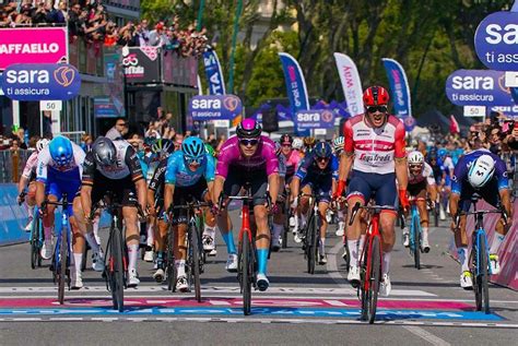 Giro D Italia A Mads Pedersen La Sesta Tappa A Napoli