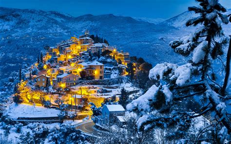 Papéis de Parede Inverno da neve montanhas floresta vila à noite