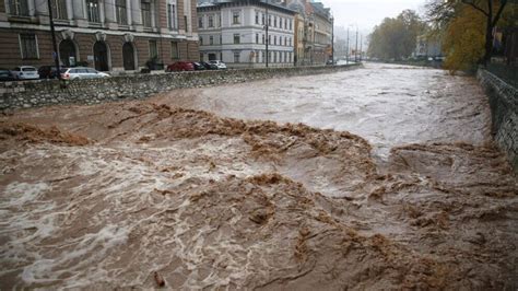 Poplave U BiH Spasioci Nastavljaju Potragu Za Nestalima 20 Nastradalo