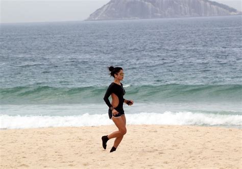 Ego Anna Lima Se Exercita Na Praia Shortinho E Mai Cavado