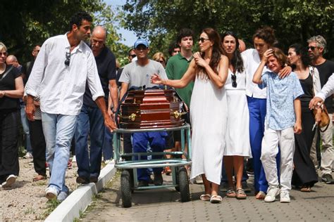 Amigos e parentes se despedem de Isabel Salgado ícone do vôlei Veja