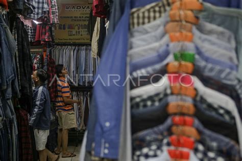 Penjualan Pakaian Impor Bekas Antara Foto