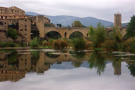 Besalú Catalogne Espagne Le pont médiéval sur le fleuve Flickr